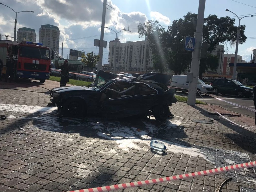 В Минске BMW чуть не разорвало после удара в столб