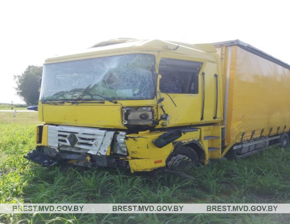 Фура въехала в трактор в Малоритском районе, тракторист погиб