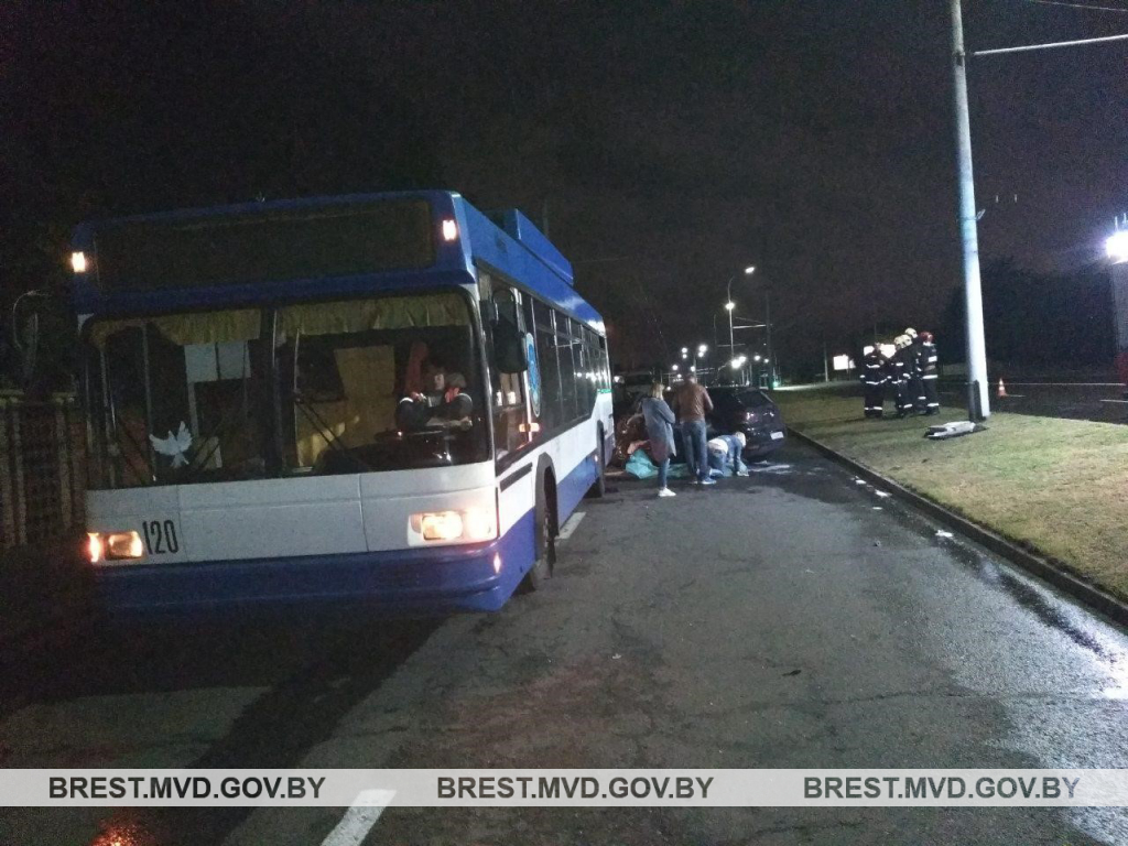 Водитель легковушки погиб в ДТП с троллейбусом в Бресте