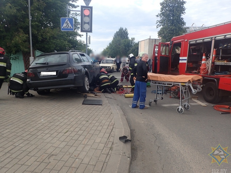 В Бобруйске BMW сбил женщину на тротуаре