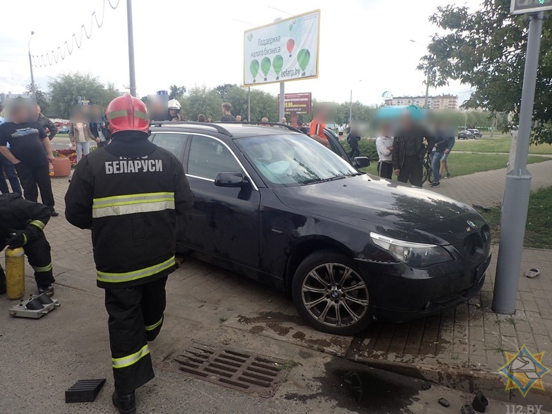 В Бобруйске BMW сбил женщину на тротуаре