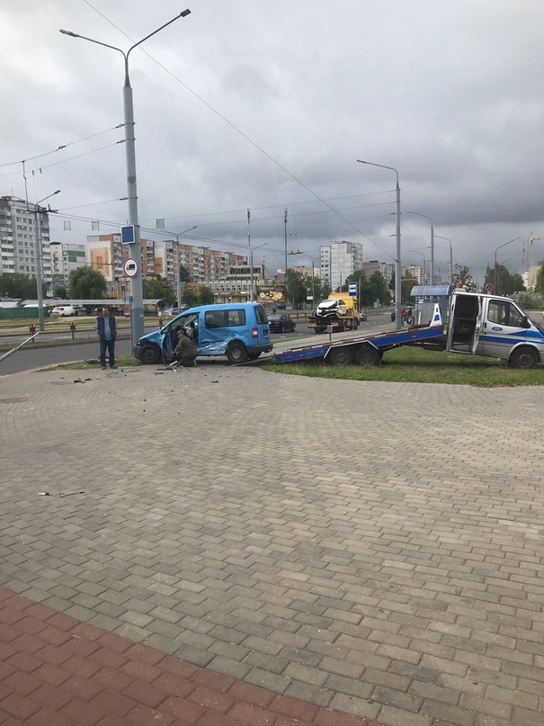 Такси и минивэн не поделили перекресток в Гродно