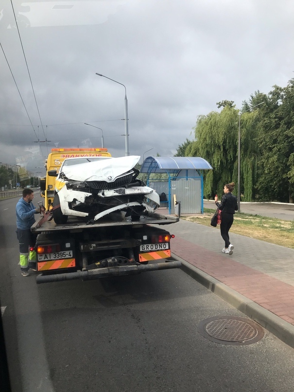 Такси и минивэн не поделили перекресток в Гродно
