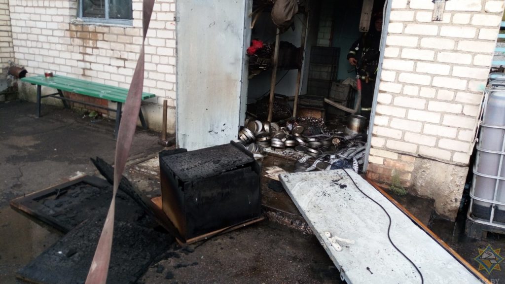В Минске загорелось здание предприятия
