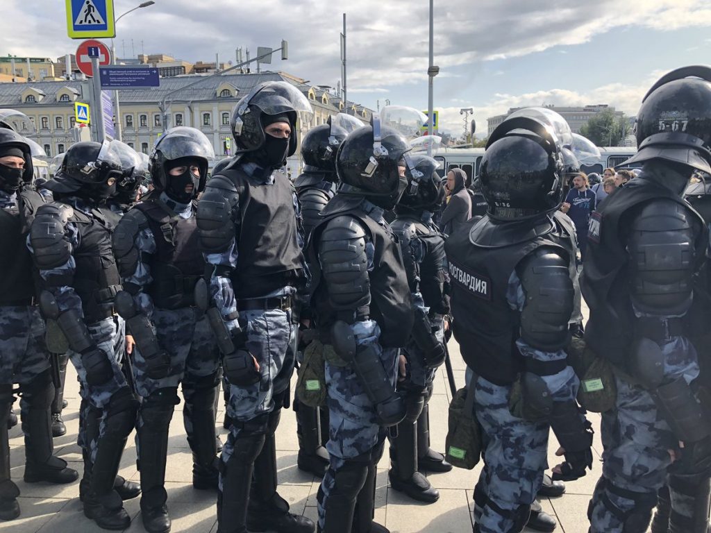 На акции протеста в Москве задержали более 800 человек