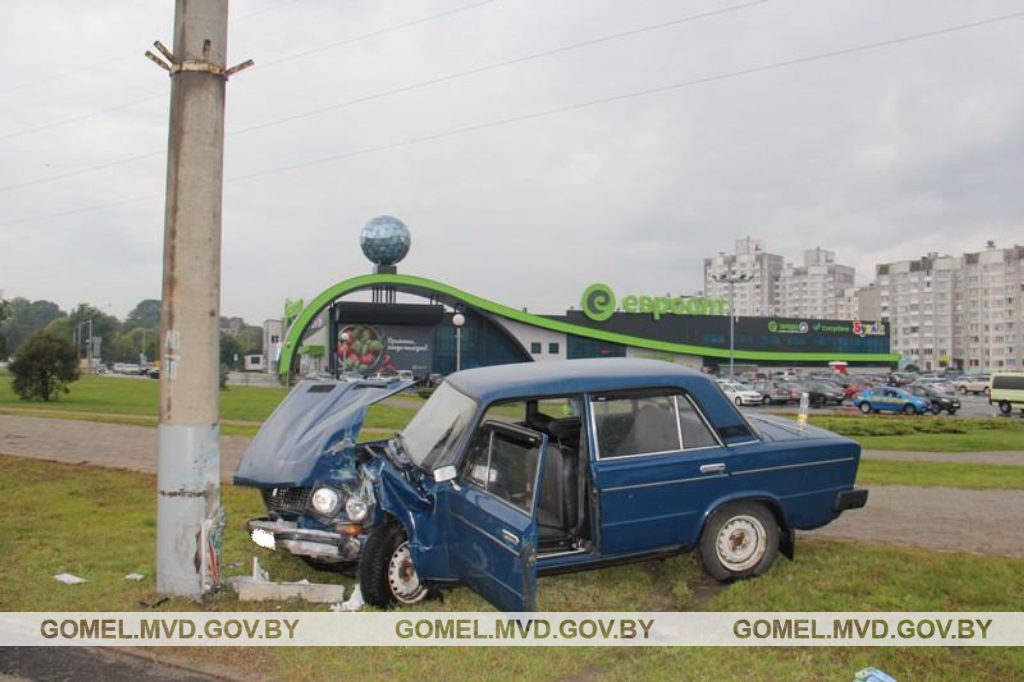 В Гомеле погиб водитель: стало плохо за рулем, вылетел с дороги, врезался в столб