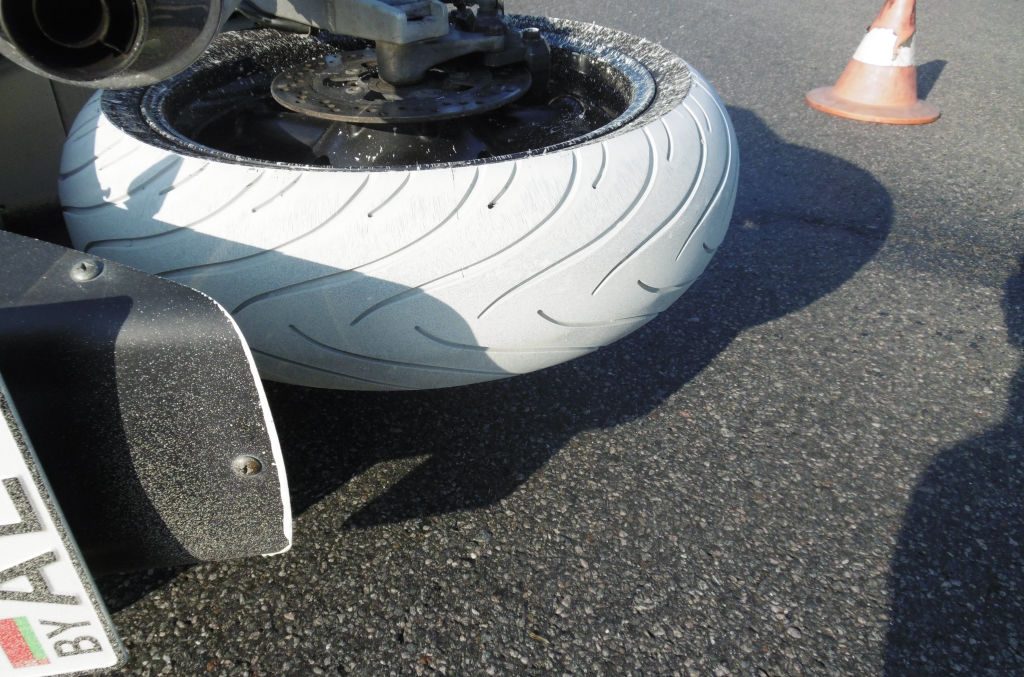 Под Минском мотоциклист пострадал из-за разлитой на асфальте краски