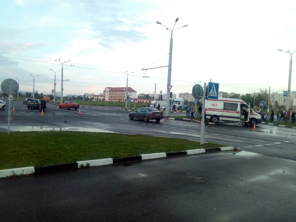 Машина скорой помощи опрокинулась в ДТП в Витебске