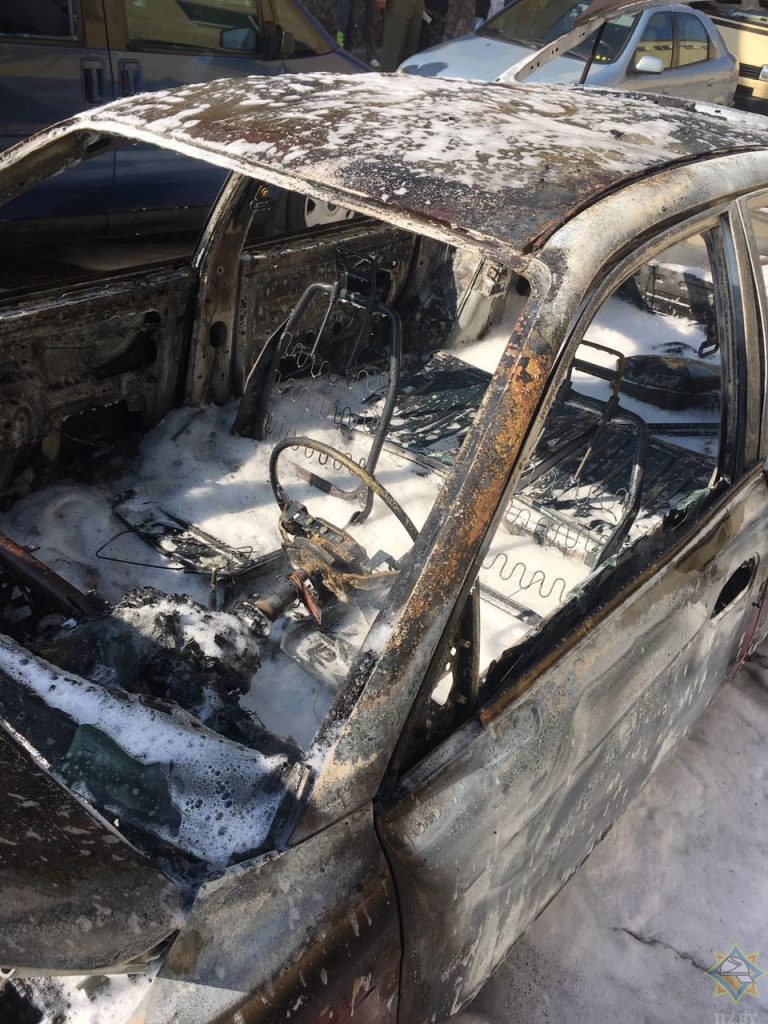 В Минске на Партизанском проспекте горели сразу два 21-летних автомобиля