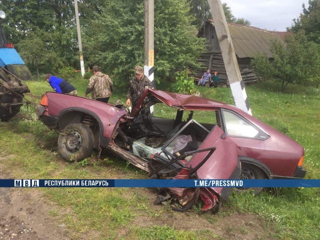 В Чечерском районе пьяный водитель на «Москвиче» врезался в столб