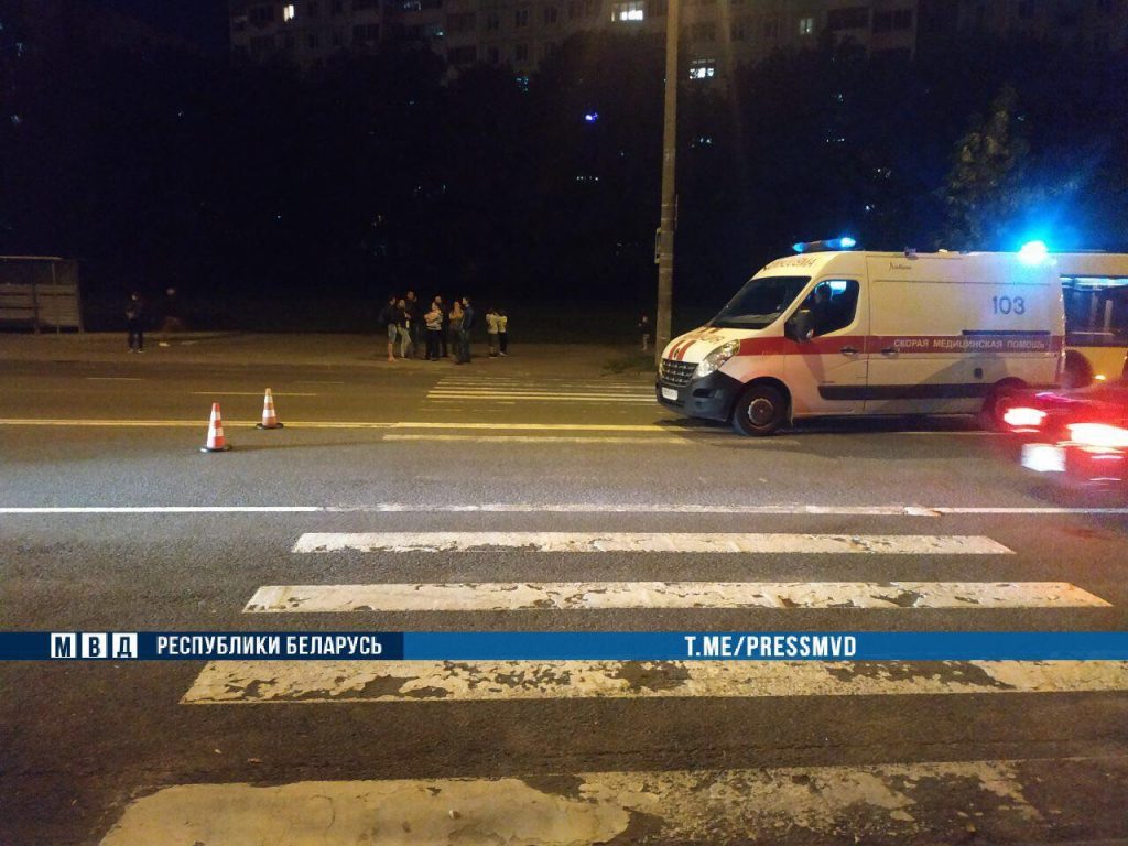 Toyota сбила двух пешеходов на переходе в Минске