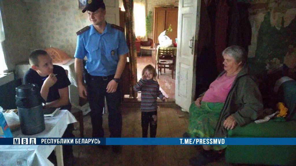 В Кировском районе потерялась 5-летняя девочка-инвалид – ее нашли спящей в соломе