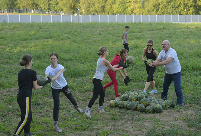 Видеофакт: Лукашенко, арбузы, девушки и вот это все