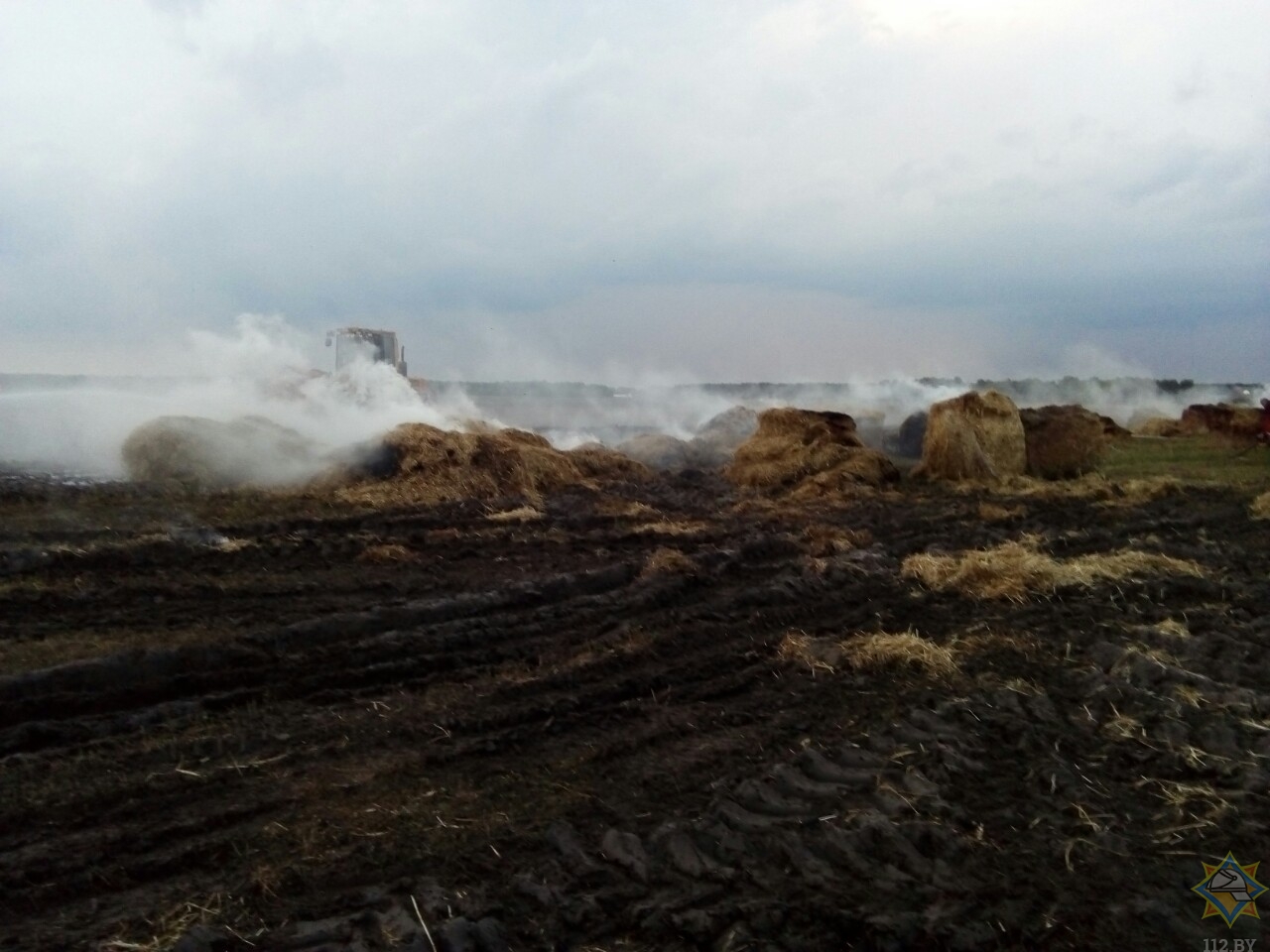 Молния подожгла 160 тонн соломы в Кобринском районе