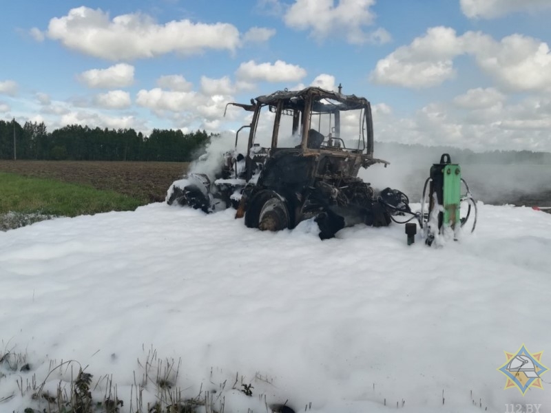 В Шарковщинском районе трактор сгорел прямо в поле