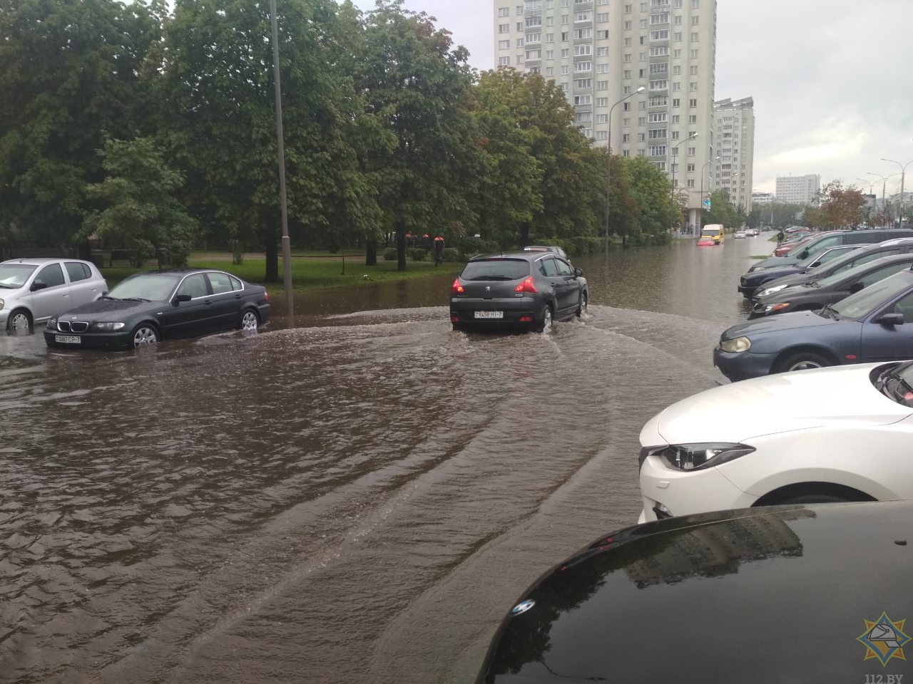 В Минске спасатели вытягивали автомобиль из лужи и откачивали воду из магазина