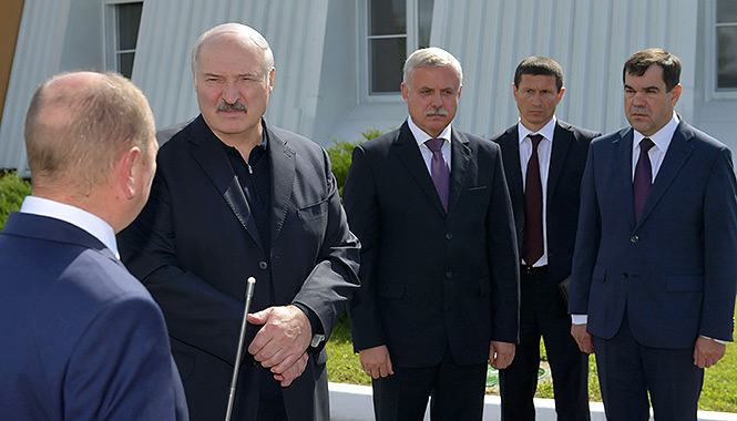 Лукашенко познакомили со средствами спецсвязи КГБ