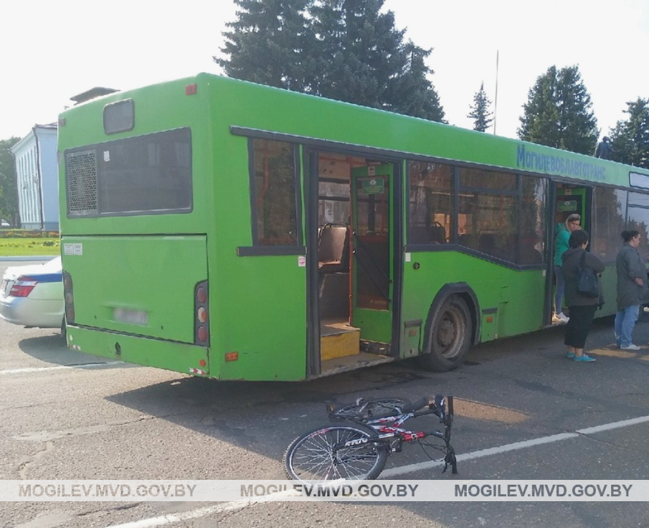 В Осиповичах автобус сбил 15-летнюю велосипедистку в наушниках