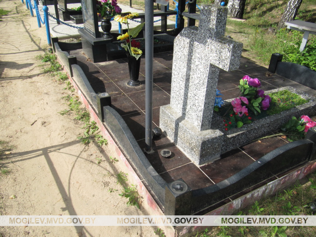 Подростки повредили пять могил на кладбище в Кировске