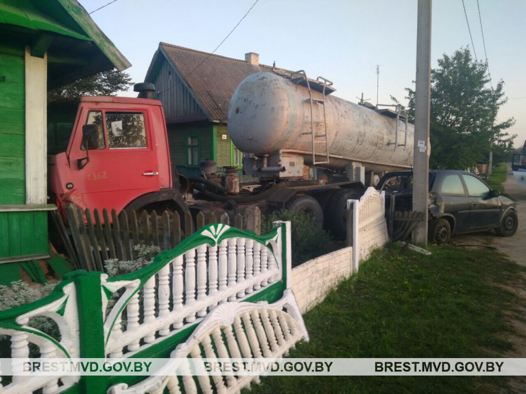 В Пружанском районе грузовик въехал в жилой дом