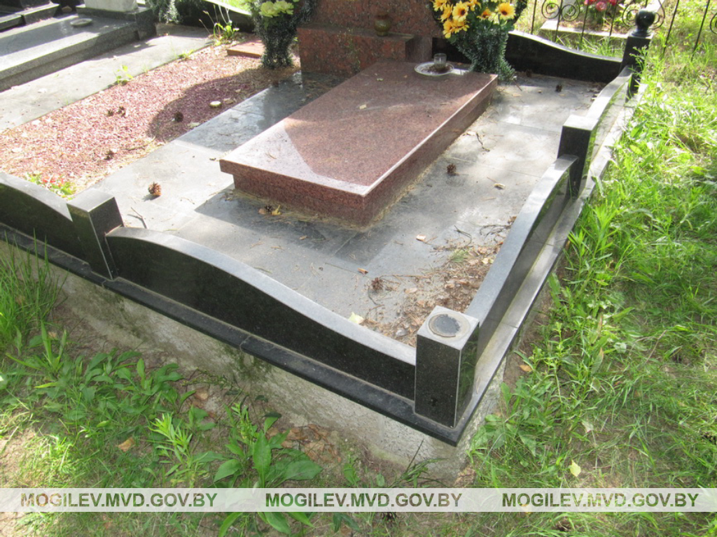 Подростки повредили пять могил на кладбище в Кировске