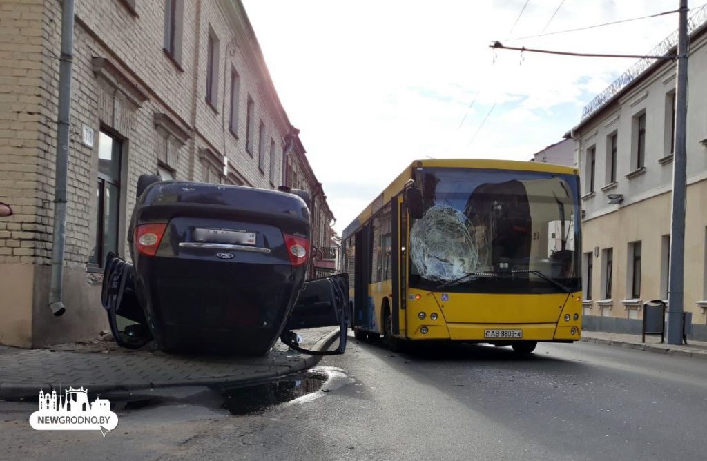 В центре Гродно легковушка задела автобус и опрокинулась на крышу