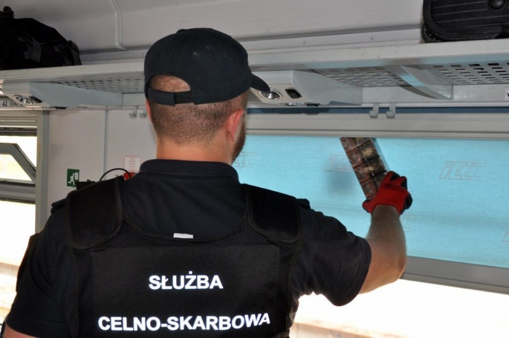 Польские таможенники нашли почти 2200 пачек сигарет в тайниках поезда «Гродно  – Краков»