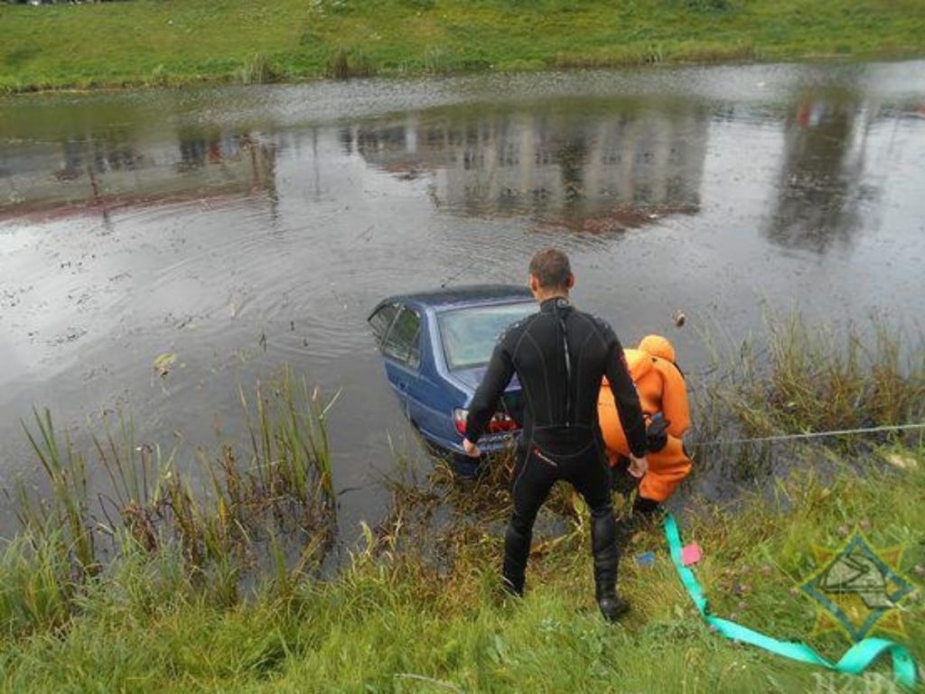 В Орше автомобиль съехал в реку – доставали спасатели