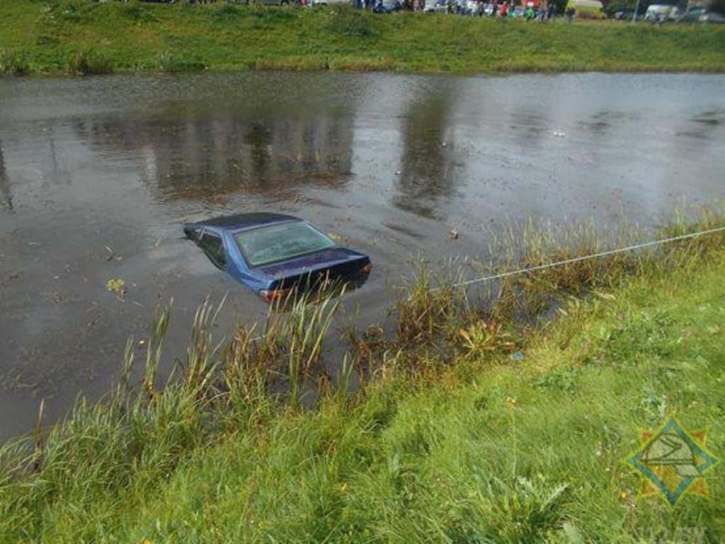 В Орше автомобиль съехал в реку – доставали спасатели