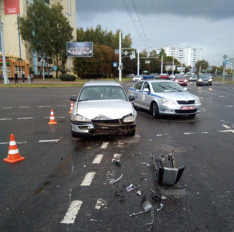 Байкер не смог разъехаться с легковушкой на проспекте Пушкина в Минске