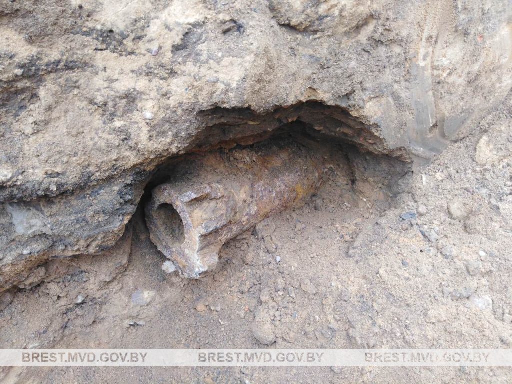 Артиллерийский ствол со снарядом нашли в Барановичах
