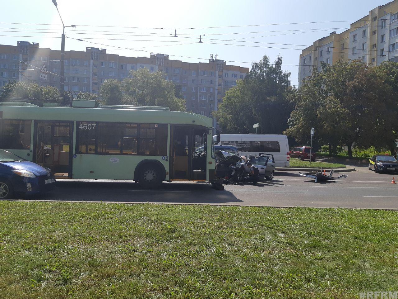 Volkswagen врезался в троллейбус в Минске