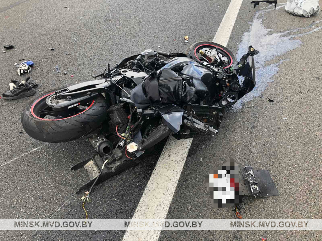 Мотоциклист врезался в автомобиль на МКАД