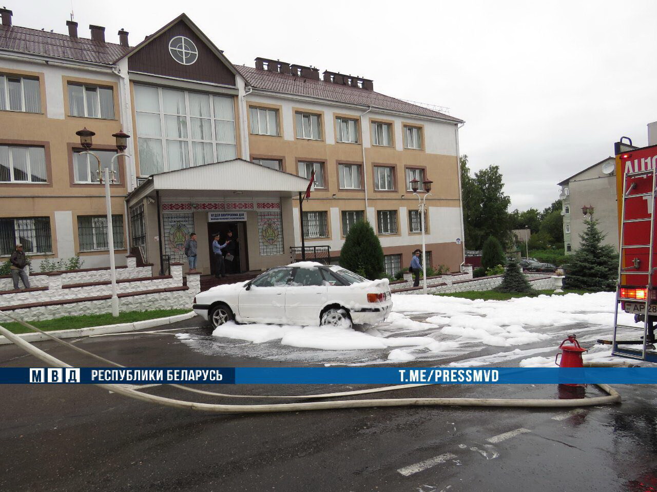 В Молодечно предотвратили пожар автомобиля у здания РОВД