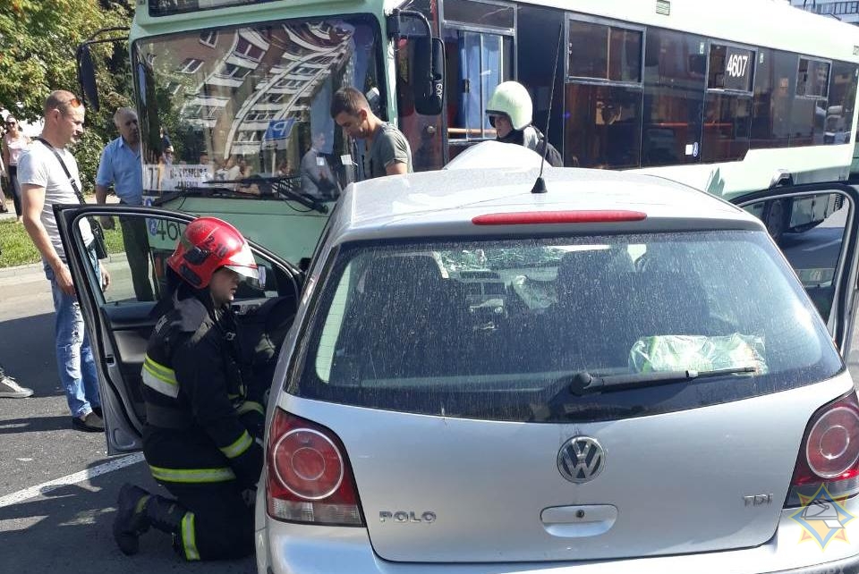 Volkswagen врезался в троллейбус в Минске