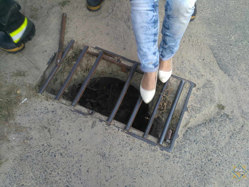 В Мозыре девушка провалилась в канализацию