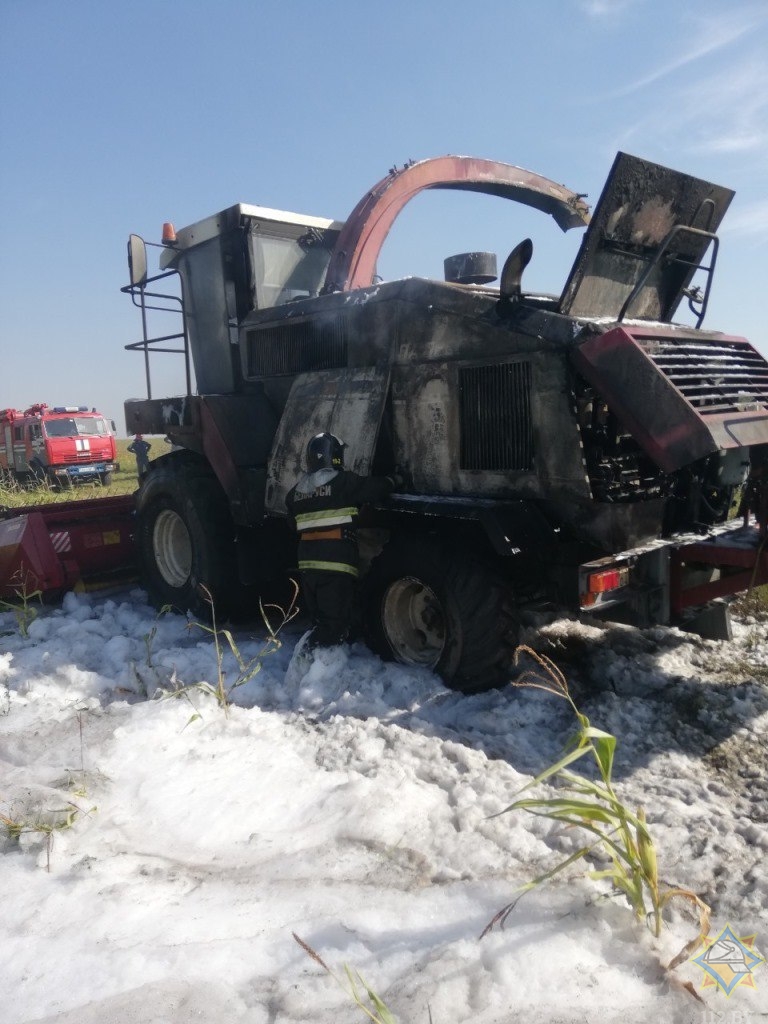 В Рогачевском районе загорелся комбайн