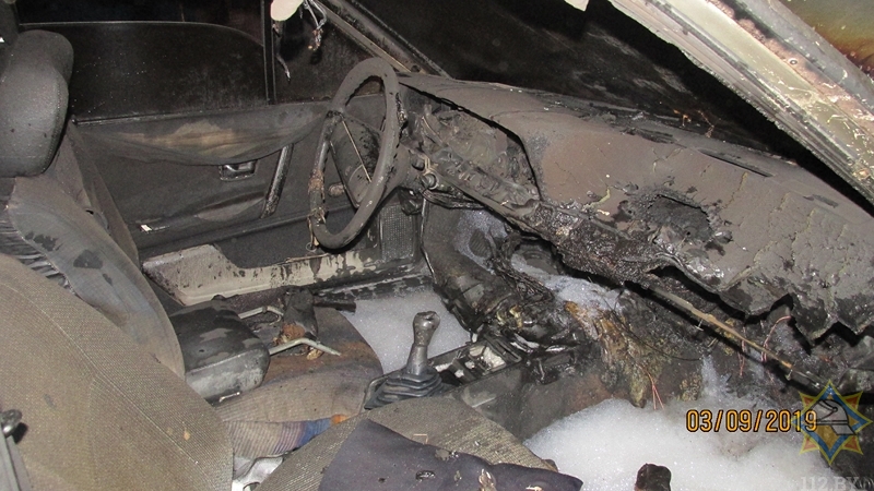 Volkswagen сгорел у частного дома в Дубровно