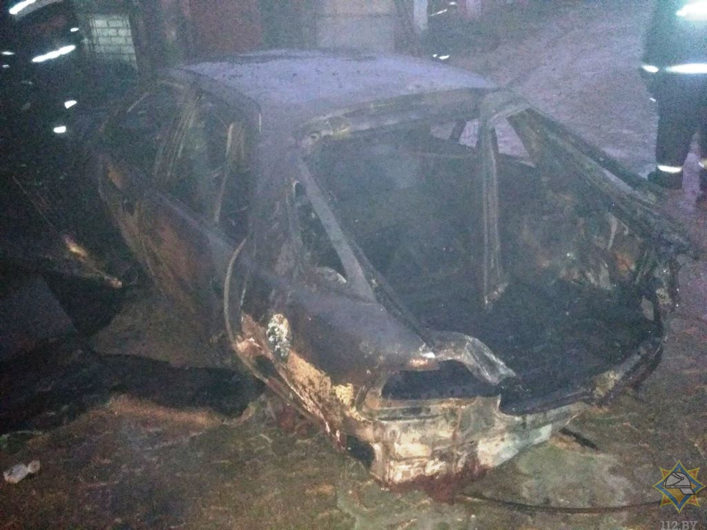 В Новогрудке мужчина получил ожоги, спасая автомобиль