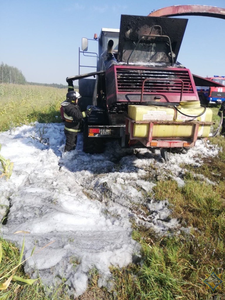 В Рогачевском районе загорелся комбайн