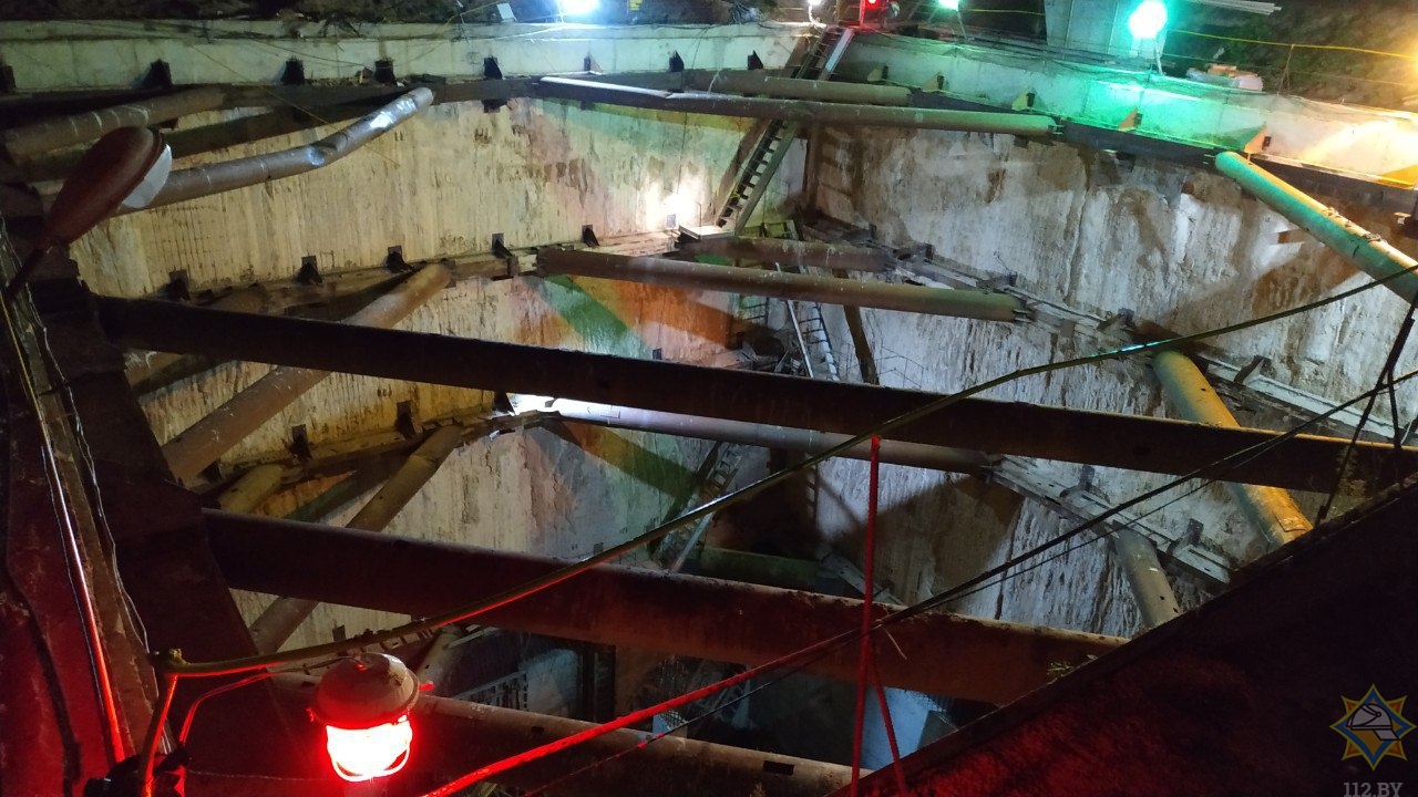 На стройке третьей линии минского метро автокран упал в котлован