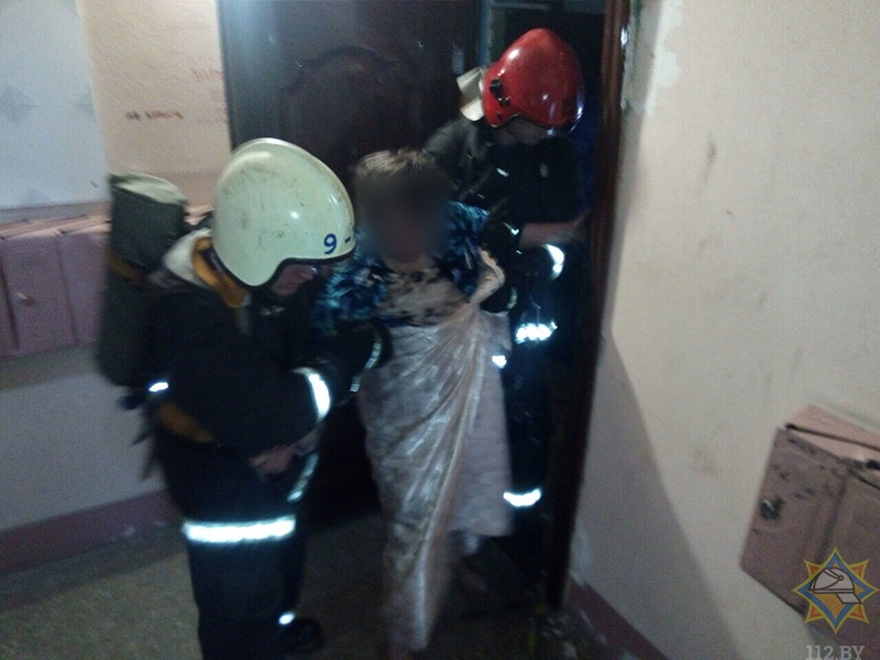 В Минске спасатели вытащили из горящей квартиры двух человек