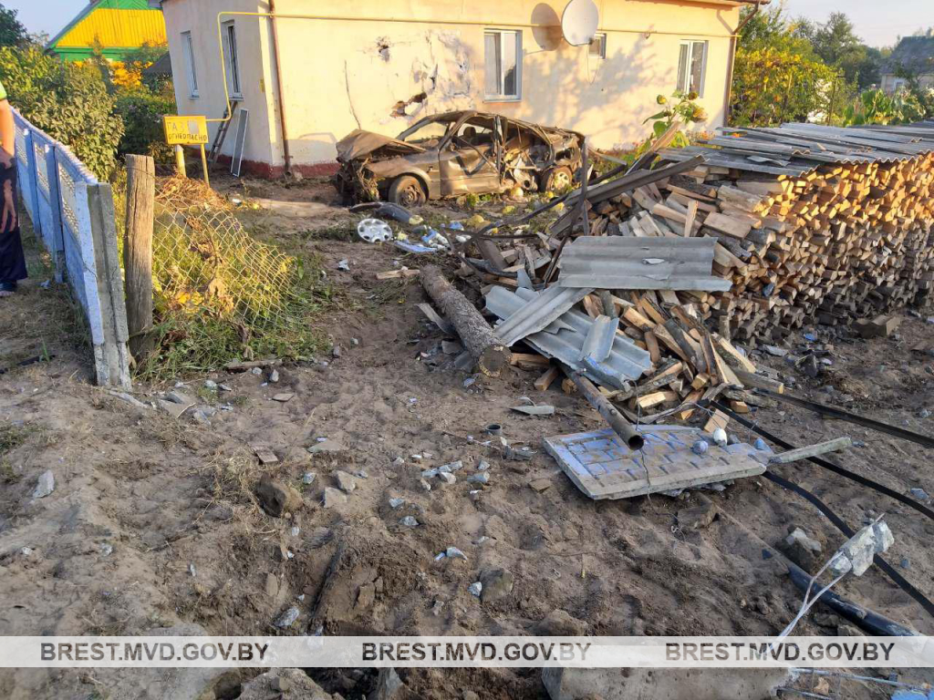 Водитель разбил "Мазду" о стену дома в Микашевичах