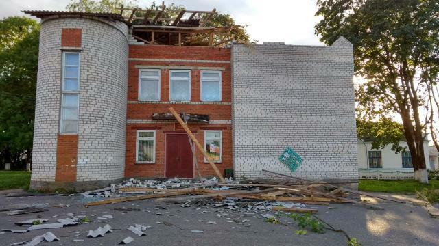 Сильный ветер сорвал крышу у здания в Шарковщинском районе