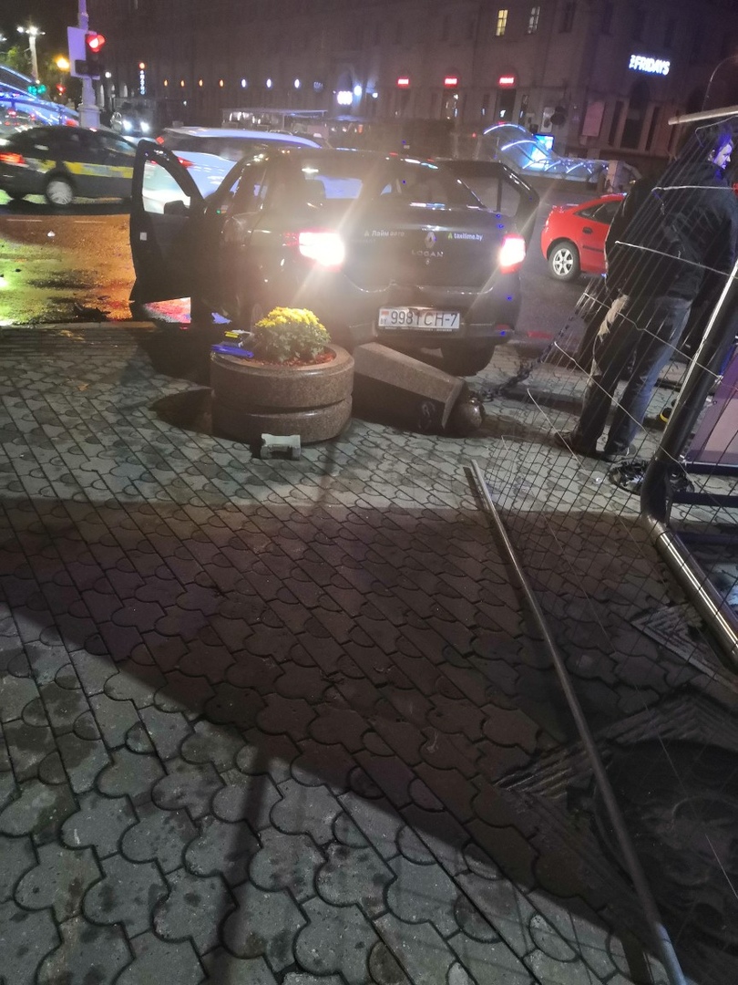 Два такси и легковушка столкнулись в центре Минска