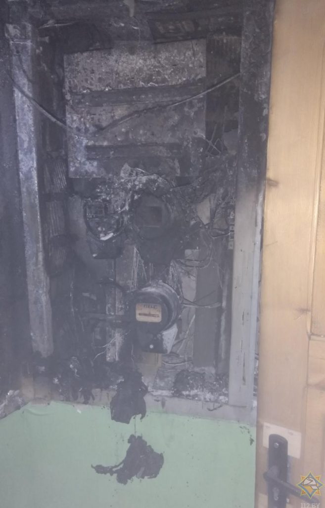 На пожаре в минской многоэтажке женщина оказалась заблокированной в лифте