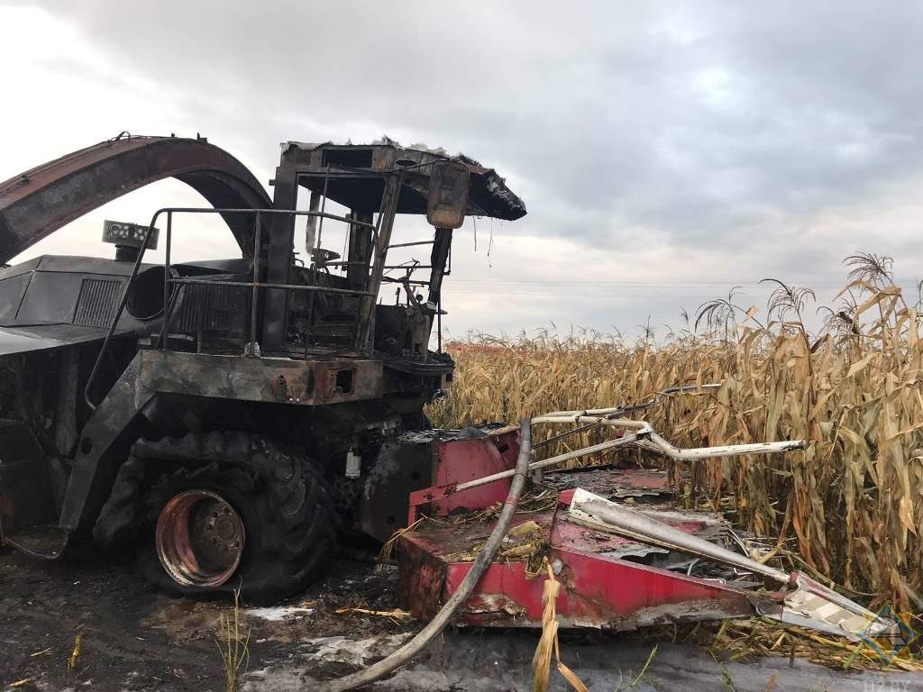 В Костюковичском районе комбайн сгорел на уборке кукурузы