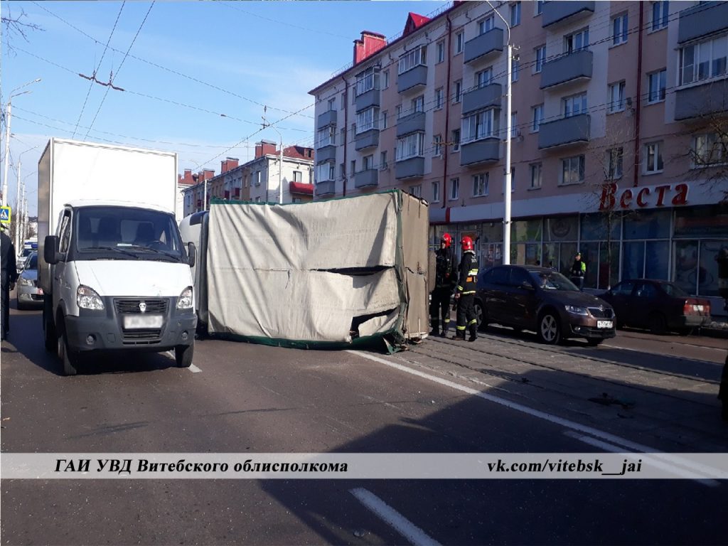 "Газель" сплющило и выбросило на тротуар в ДТП в центре Витебска