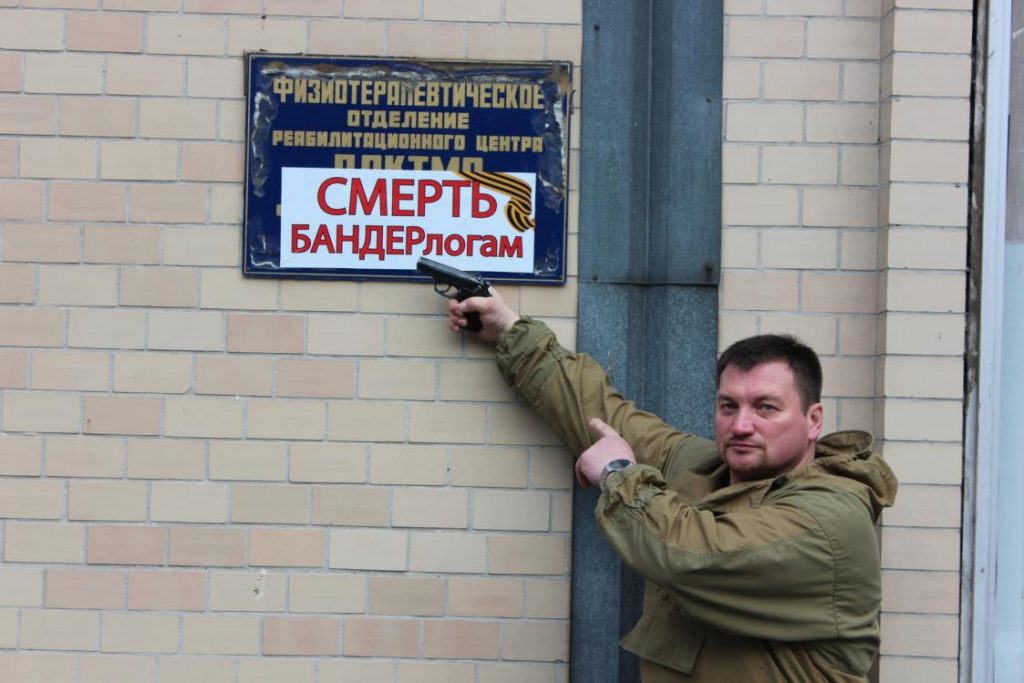 Певец Виктор Калина выступил против интеграции Беларуси и России после того, как ему пробили голову