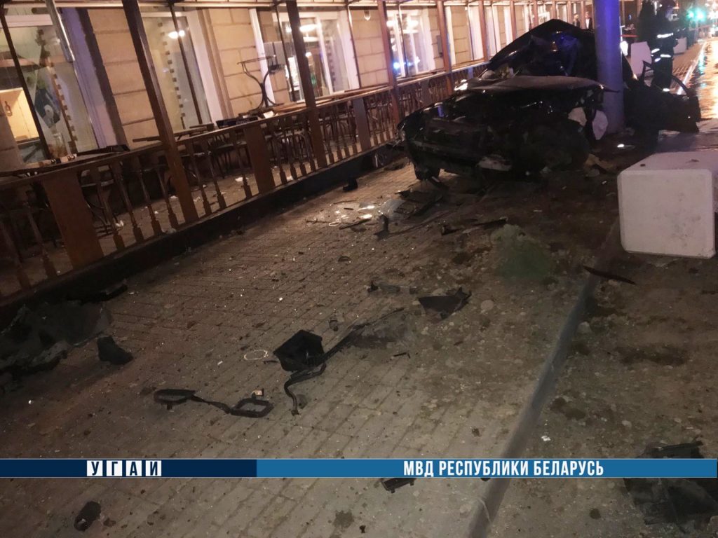 В Гомеле BMW сбил трех человек на тротуаре - водитель и пешеход погибли
